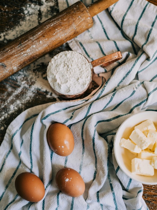 Ingredienti da forno con uova fresche, farina e burro