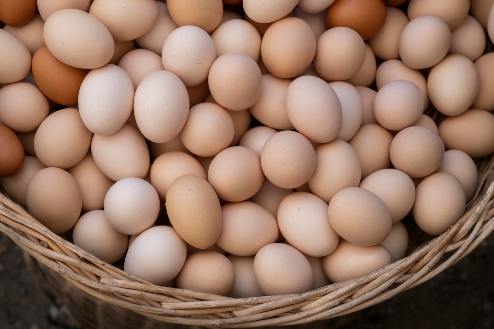 Cesto colmo di uova fresche pronte per la selezione