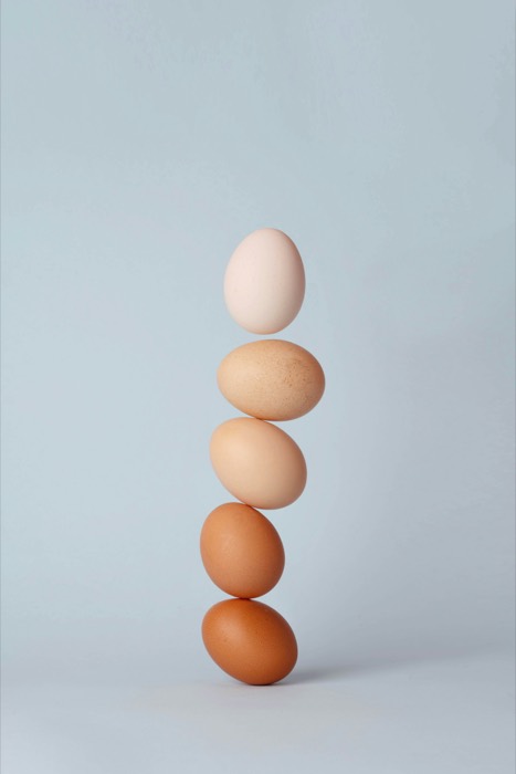Uova in equilibrio, simbolo di precisione e qualità