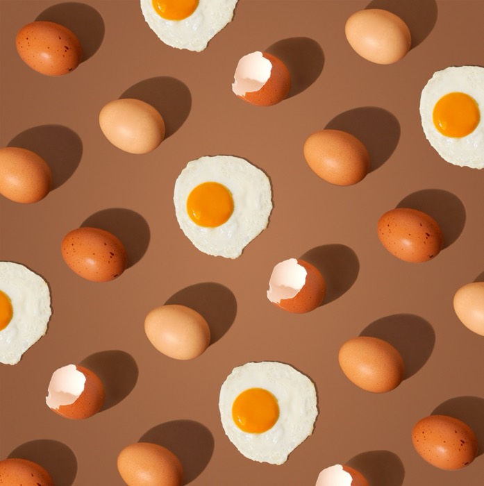 Composizione artistica di uova intere e fritte
